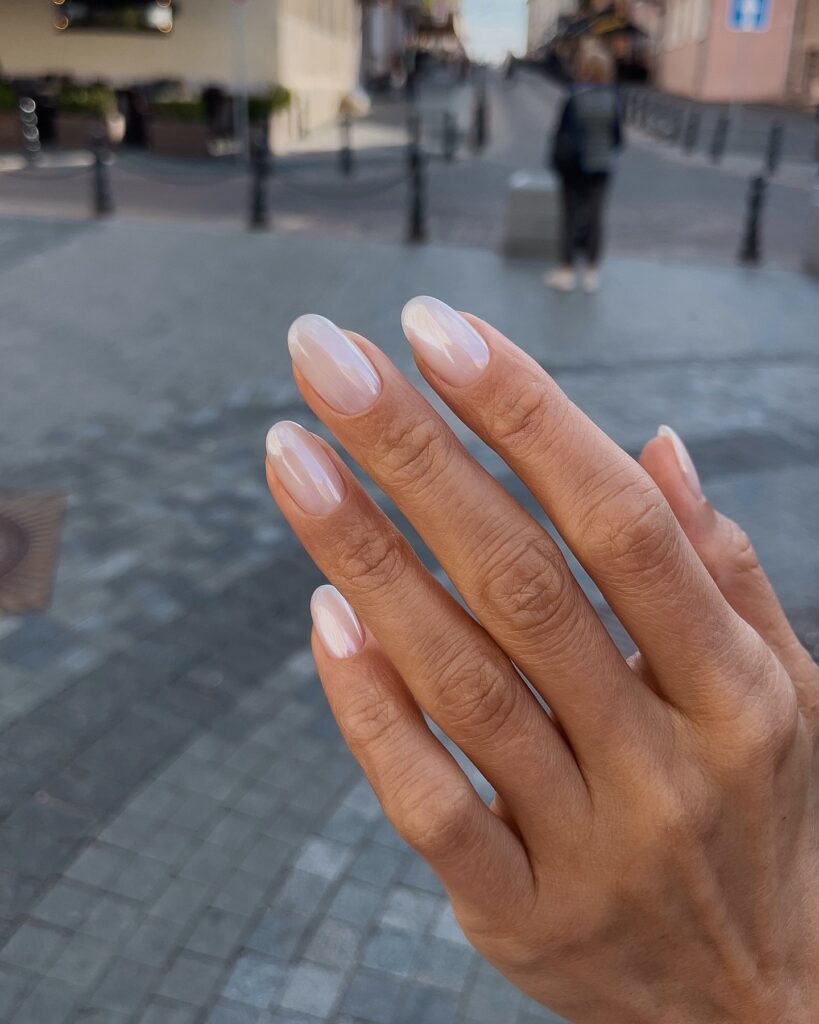 Tendencias de belleza para la primavera de 2026 - Uñas milky white y uñas buffed - @sansilt | Treatwell