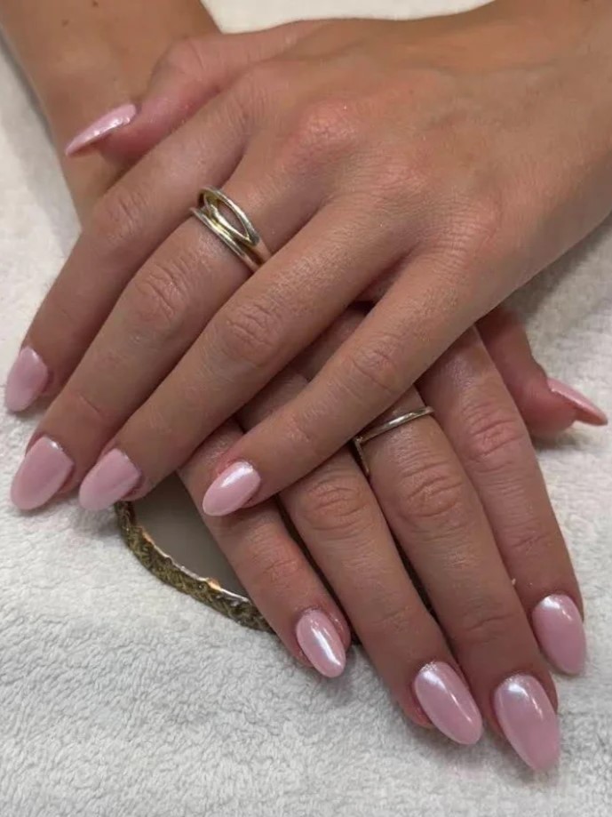 Primer plano de manicura BIAB en rosa brillante en un salón