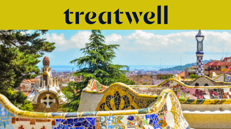 Una vista panormica de Barcelona desde el Park Güell, con los icónicos bancos de mosaicos de colores de Gaudí y las torres de estilo cuento de hadas en primer plano, la ciudad y el mar al fondo. Una franja amarilla superior muestra el logotipo de "treatwell".