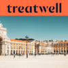 Un banner amplio con el logo de Treatwell en azul oscuro sobre fondo naranja en la parte superior. Debajo del logo, una fotografía soleada y luminosa de la grandiosa Praça do Comércio en Lisboa, con el Arco de Rua Augusta blanco, los edificios amarillos con columnatas arqueadas y la gente caminando por la enorme plaza peatonal bajo un cielo azul despejado.