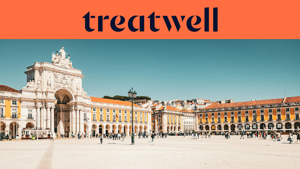 Un banner amplio con el logo de Treatwell en azul oscuro sobre fondo naranja en la parte superior. Debajo del logo, una fotografía soleada y luminosa de la grandiosa Praça do Comércio en Lisboa, con el Arco de Rua Augusta blanco, los edificios amarillos con columnatas arqueadas y la gente caminando por la enorme plaza peatonal bajo un cielo azul despejado.