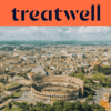 Vista aérea de Roma con el icónico Coliseo en primer plano. La ciudad histórica se extiende hacia el horizonte bajo un cielo nublado. Un gran banner naranja en la parte superior muestra el logotipo de Treatwell.