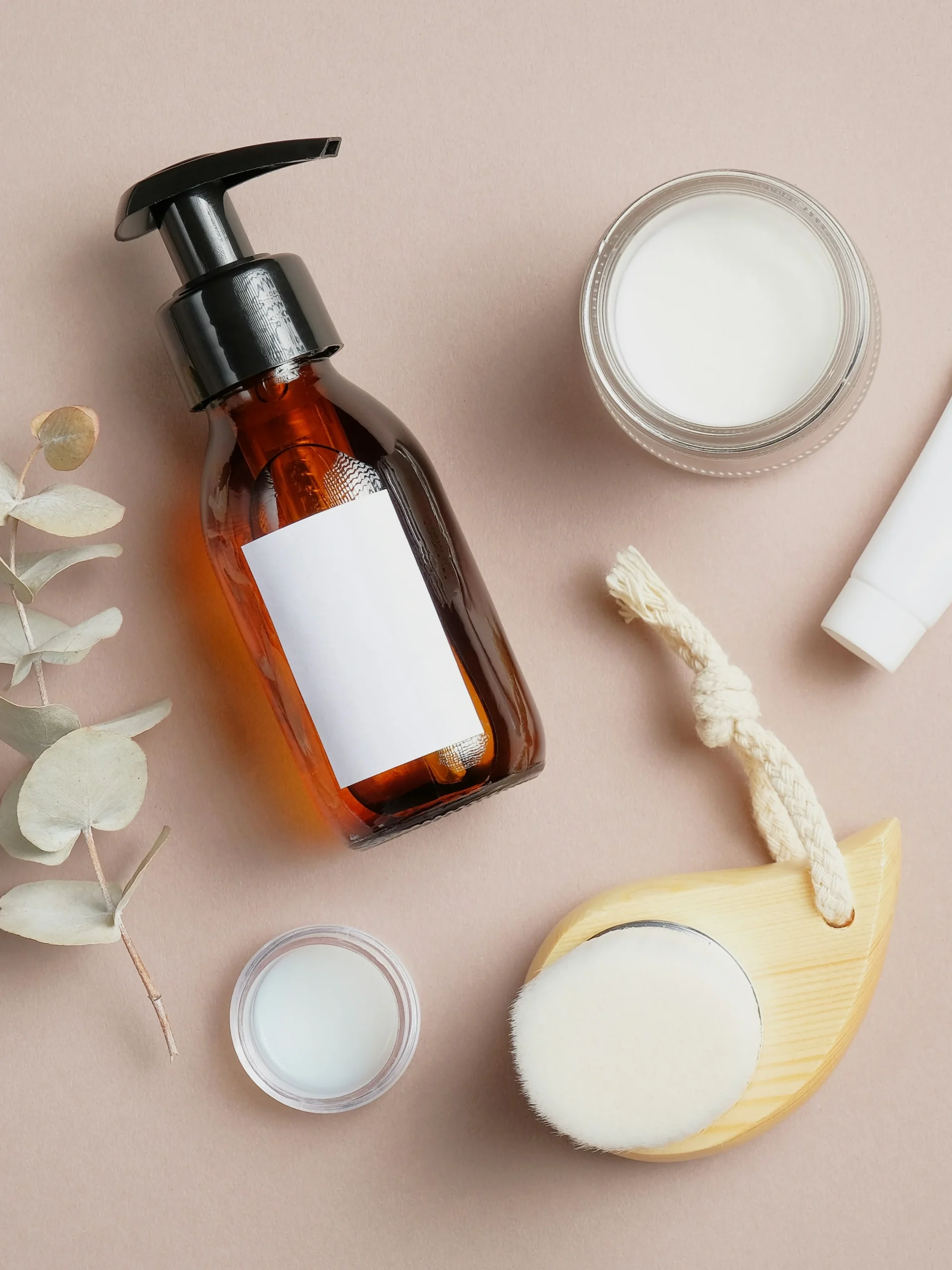 Vista cenital de varios productos de cuidado posterior al tratamiento, entre ellos protector solar, sérum hidratante y crema sin fragancia