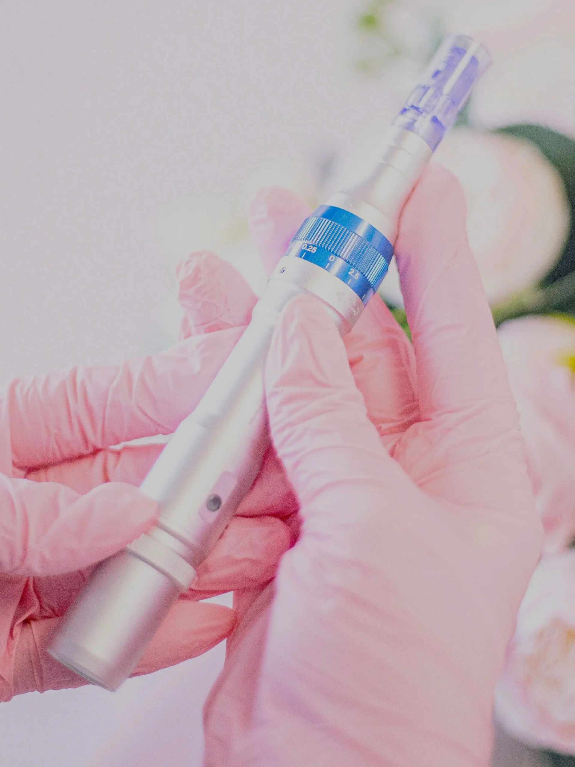 Primer plano de un dispositivo profesional de microneedling tipo pluma