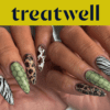 Dos manos con largas uñas de forma almendrada decoradas con estampados animales variados: rayas de cebra, manchas de leopardo, piel de serpiente verde y carey.