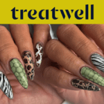 Dos manos con largas uñas de forma almendrada decoradas con estampados animales variados: rayas de cebra, manchas de leopardo, piel de serpiente verde y carey.