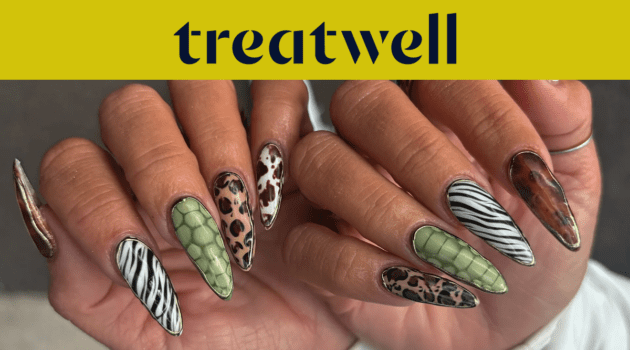 Dos manos con largas uñas de forma almendrada decoradas con estampados animales variados: rayas de cebra, manchas de leopardo, piel de serpiente verde y carey.