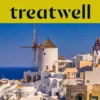 Casas encaladas y molinos de viento tradicionales sobre el azul profundo del mar Egeo en Oia, Santorini, bajo una banda amarilla con el logotipo de Treatwell.
