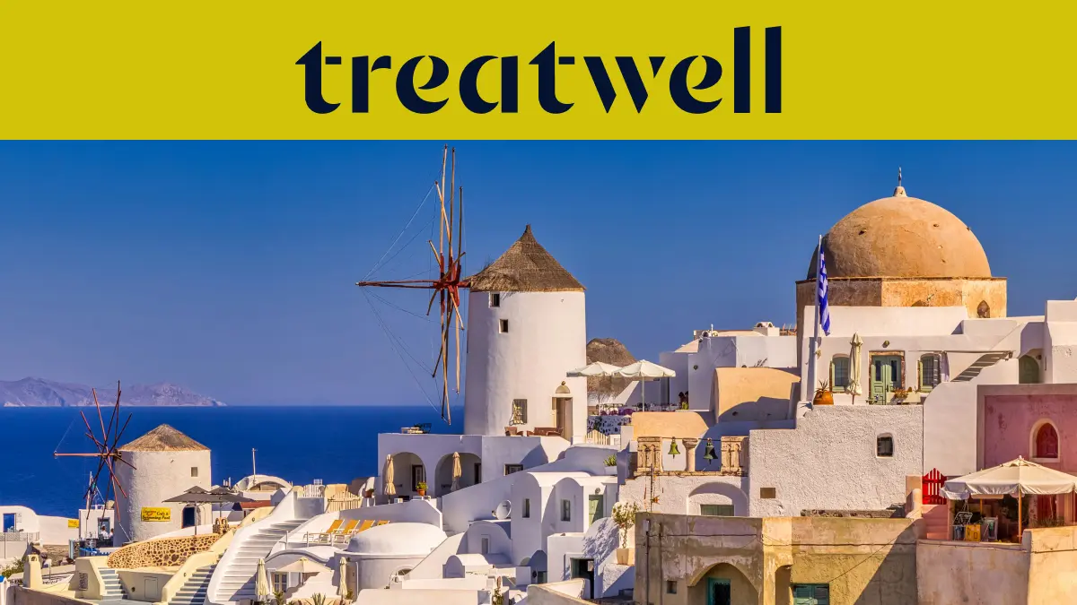 Casas encaladas y molinos de viento tradicionales sobre el azul profundo del mar Egeo en Oia, Santorini, bajo una banda amarilla con el logotipo de Treatwell.