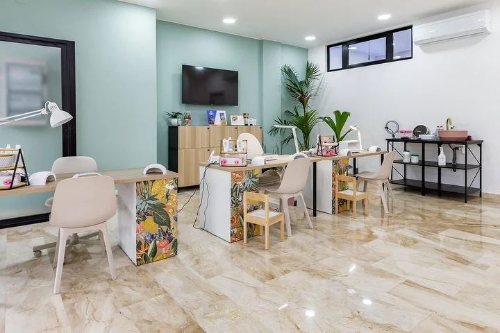 Expositor de maquillaje y sillón de estética en el Studio Estetica 35 en Quartucciu, con una amplia selección de paletas de sombras de ojos.