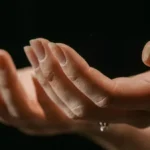 Dos manos extendidas con las palmas hacia arriba y uñas que se descaman