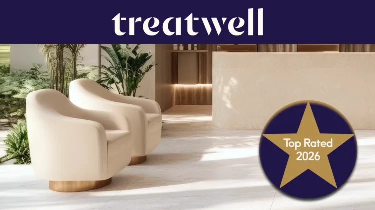 Sello Treatwell Top Rated 2026, conseguido gracias a las opiniones de los clientes, en la recepción luminosa de un centro con sillones color crema y plantas