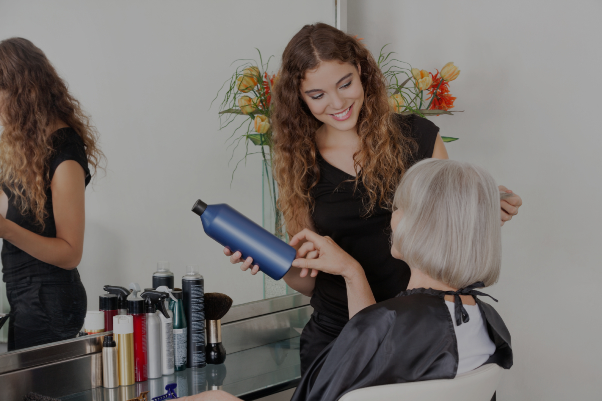 Cómo hacer upselling y venta cruzada en tu salón (sin que resulte incómodo)