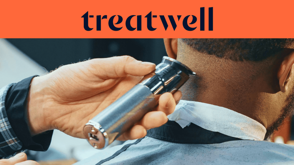 Primer plano de las manos de un barbero utilizando una maquinilla eléctrica plateada para recortar la nuca de un cliente. En la parte superior, una franja naranja muestra el logotipo de "Treatwell" en azul oscuro.