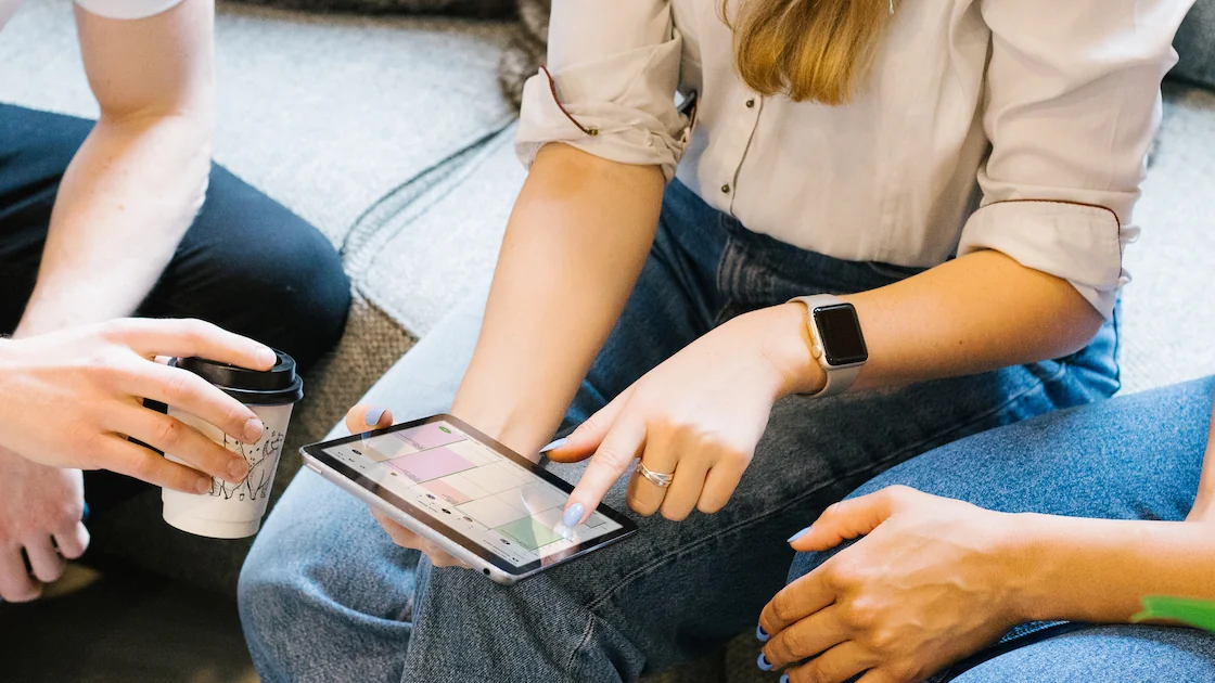 Un equipo de salón consulta su agenda de reservas en una tableta con Treatwell Connect